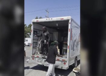 Oakland business owner confronts men dumping trash on busy street
