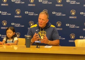 Brewers vs Giants score; live updates, Bob Uecker ceremony