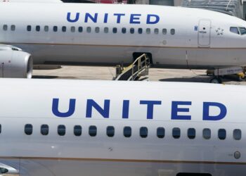 United Airlines flights delayed, grounded due to tech issue
