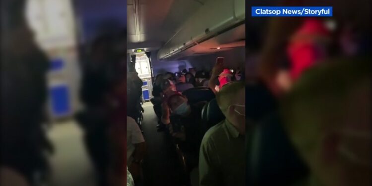 Passengers sing national anthem, chant 'USA' on flight from San Francisco to Washington, DC