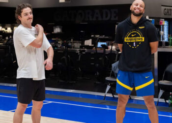 Pop star Benson Boone, left, meets with Golden State Warrriors' Steph Curry to shoot hoops before his sold-out Chase Center concert in San Francisco. (Chase Center)