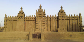 In Mali, thousands replaster the Great Mosque of Djenne, under threat from conflict