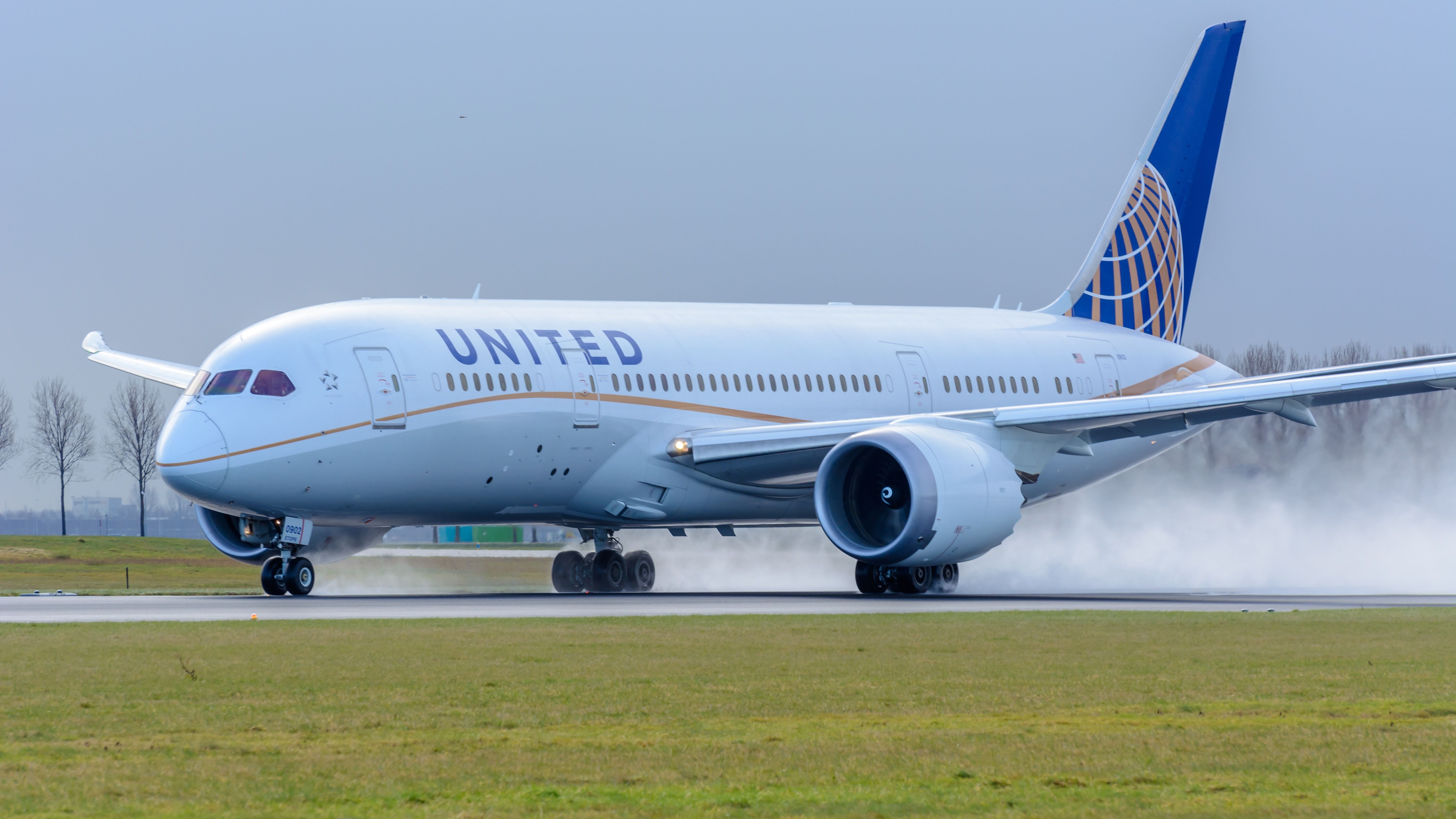 United Airlines Boeing 787-8 Dreamliner taking off at Amsterdam Schiphol Airport