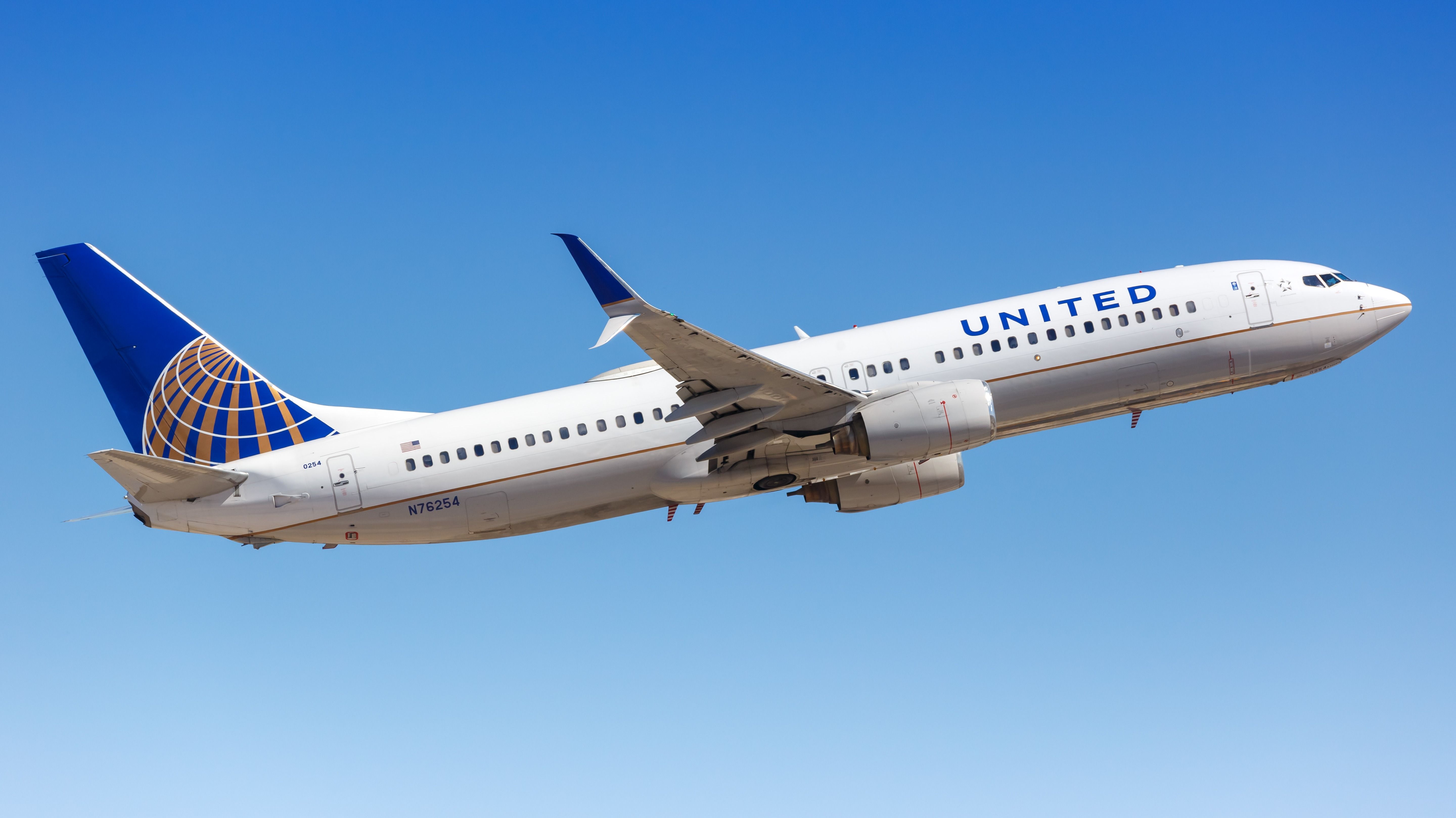 United 737-800 departing Phoenix 